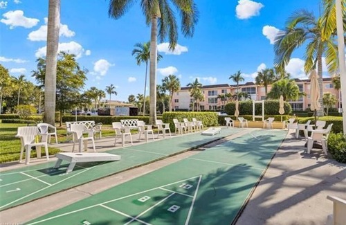 Old Naples Condo | Downtown Old Naples 2 Bed - One block from 3rd Street & 4 blocks to the Beach
