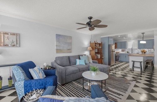 Saint Armands Key Condo | Eclectic Cottage Condo Steps to Lido Beach & St. Armand's, Heated Pool, Spa, & Parking Included!