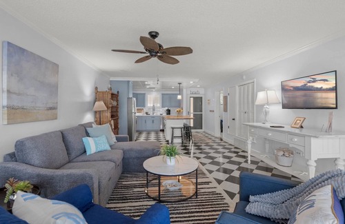 Saint Armands Key Condo | Eclectic Cottage Condo Steps to Lido Beach & St. Armand's, Heated Pool, Spa, & Parking Included!