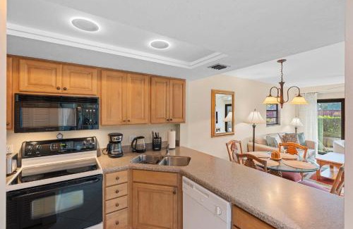 Park Shore House | End Unit -First Floor and Close to The Lobby