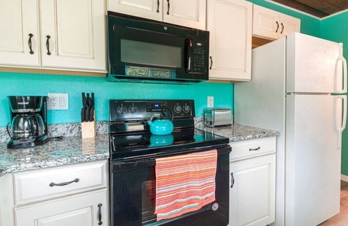 Englewood House | Englewood Cottage - 2 Bedrooms - 5 minutes from beach!