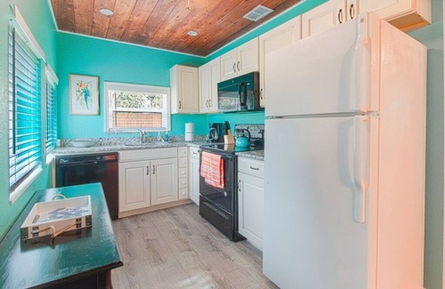 Englewood House | Englewood Cottage - 2 Bedrooms - 5 minutes from beach!