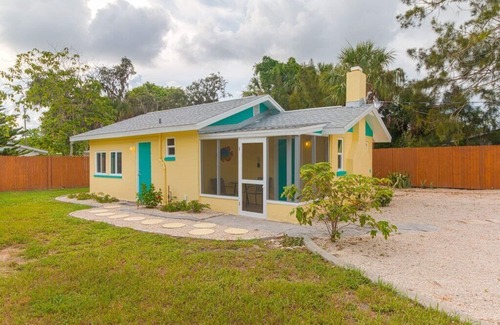Englewood House | Englewood Cottage - 2 Bedrooms - 5 minutes from beach!