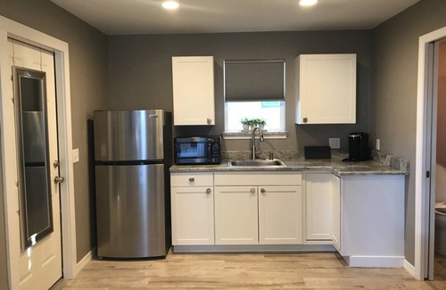 Jacksonville Beach Apartment | Enjoy GEM 2 in Jax Beach |4 blocks to the Ocean |Shared Patio |BBQ |Studio Apartment |Month Stays Ok