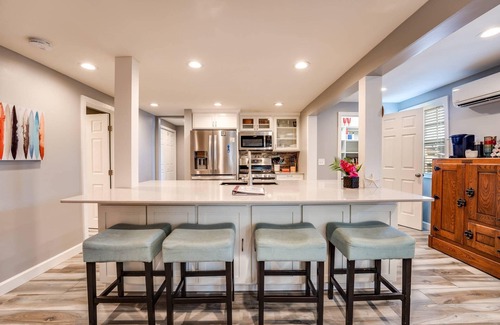 Jacksonville Beach Apartment | Enjoy GEM 3 in Jax Beach, 4 Blocks to Ocean ,Relaxing Screened Porch, Soaking Tub, Month Stays Ok