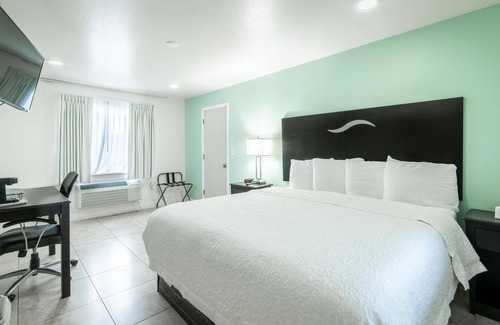 Everglades City Hotel | Everglades City Motel - King Hotel Room
