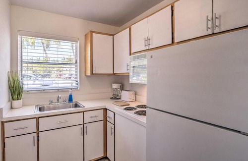 Old Naples Apartment | Evolve Dtwn Studio Steps to Naples Pier and Beach!