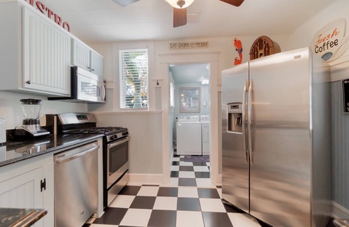 Grandview Heights House | Fall Specials! Bahama Breeze Bungalow, Pool & Close to Shops & Restaurants, Downtown, Kravis Center