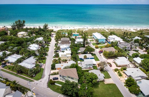 Holmes Beach House | Feelin' Beachy by AMI Locals