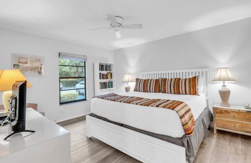 Park Shore House | First Floor - Quick Walk to Amenities