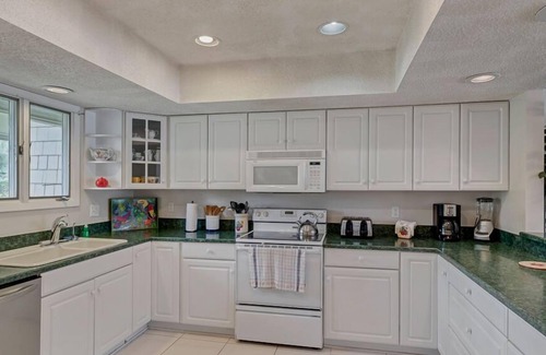 Sawgrass Condo | Fishermans View - Lakefront and golf course views await your arrival