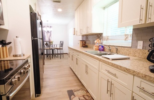 Fellowship House | FL Themed 3/2 - WEC -PETS Welcome- Fenced Yard- Fast WI-FI- Fishing poles