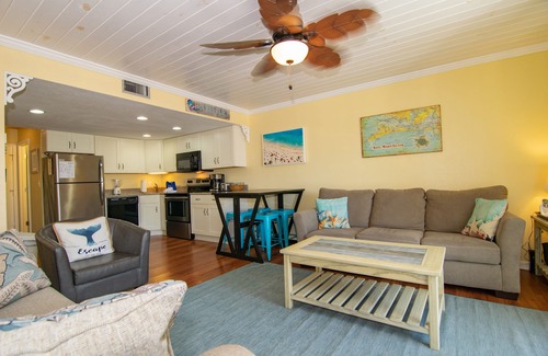 Holmes Beach House | Fountainhead Condo 3 2/2 Condo Steps To white Sugar Sand Beach, Large Pool