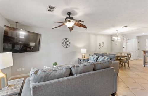 Miramar Beach House | ~ Free Beach Service ~ 2Br/2Ba ~ Sleeps 8!