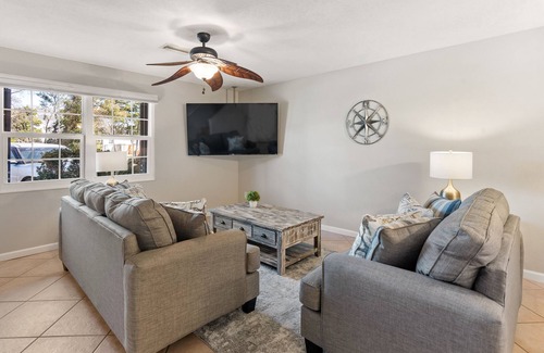 Miramar Beach House | ~ Free Beach Service ~ 2Br/2Ba ~ Sleeps 8!