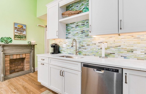 Old East Hill Cottage | Gadsden Hideaway: Historic Downtown Luxury in East Hill Preservation District