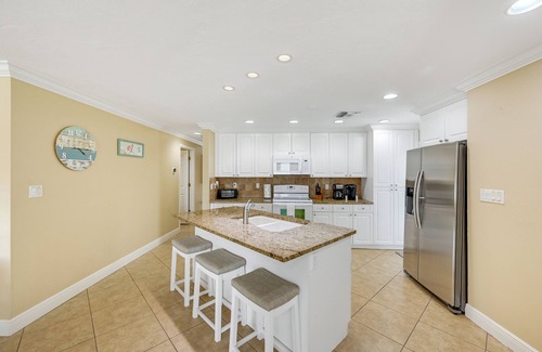 Naples Park House | *GEM!*3 BR BEACH HOUSE w/HEATED POOL, short ride to the beach!