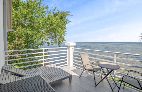 Miramar Beach House | Golf Carts ~ Bayfront ~ Pet Friendly ~ Community Pool