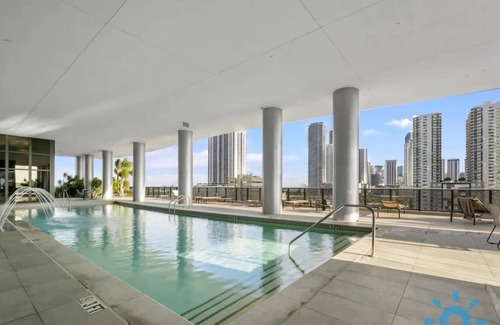 Town Square Apartment | Gorgeous 1 Bedroom w/ King Size Bed | FREE PARKING
