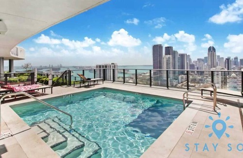 Town Square Apartment | Gorgeous 1 Bedroom w/ King Size Bed | FREE PARKING