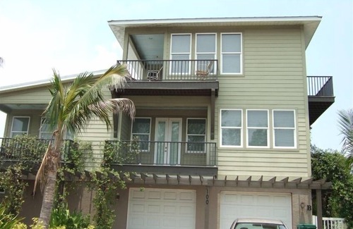 Holmes Beach House | Gorgeous Home Just Steps to Beach, Miles of White Sandy Beach ST lic DWE5105216