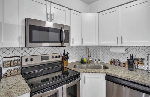 Oakford Park Apartment | Gorgeously renovated 1 bedroom apartment walking distance to Midtown