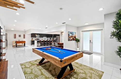 Golden Glades House | GrottoJacuzzi Retreat