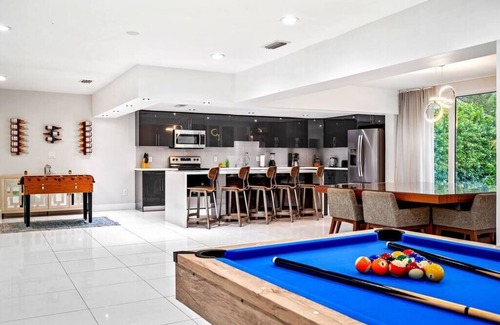 Golden Glades House | GrottoJacuzzi Retreat