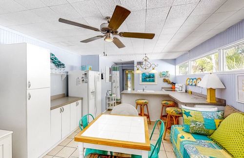Anna Maria Apartment | Ground-floor duplex with fast WiFi, central AC & grill