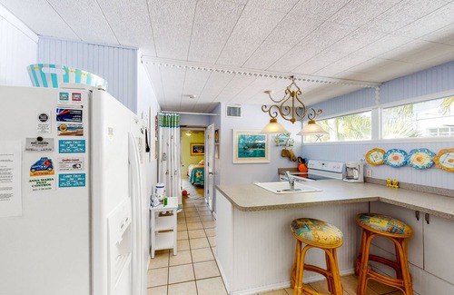 Anna Maria Apartment | Ground-floor duplex with fast WiFi, central AC & grill