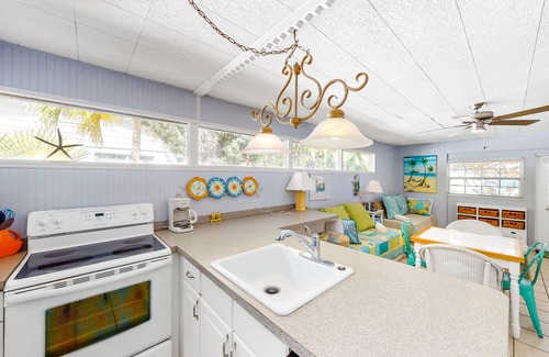 Anna Maria Apartment | Ground-floor duplex with fast WiFi, central AC & grill