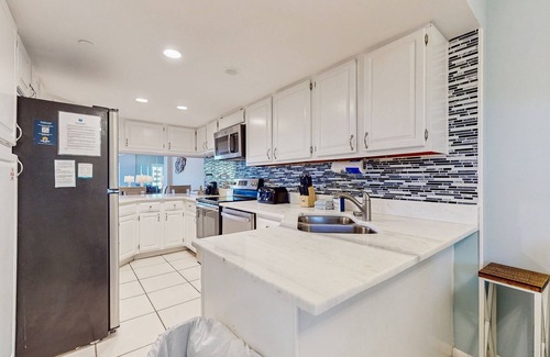Holiday Isle Condo | Gulf and beachfront condo w/marvelous views, shared pool and hot tub