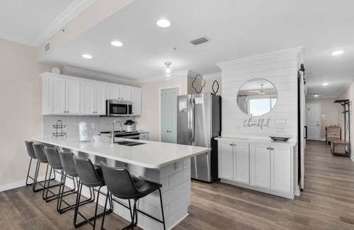 Fort Walton Beach - Destin Condo | ☀️Gulf Views⛱️Beach Service-100 Steps2Beach-Pool +Hot Tub-2BR Beach Resort 406☀️