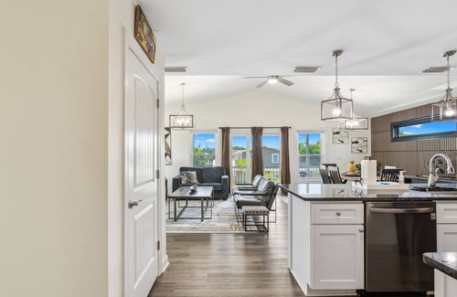Holiday Beach House | Heated Pool & Pet Friendly | Minutes To Beach | Spacious Backyard | FLPCB38