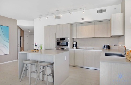 Hollywood South Central Beach Apartment | High Floor with Stunning Views | Amazing Pools