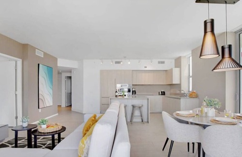 Hollywood South Central Beach Apartment | High Floor with Stunning Views | Amazing Pools