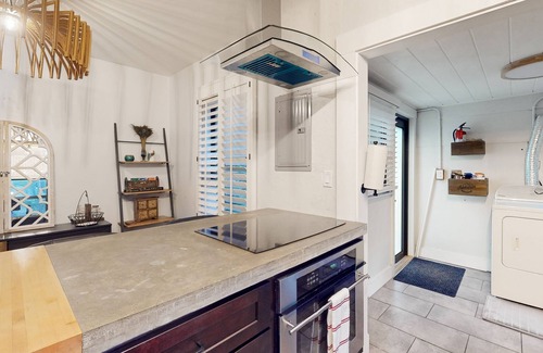 Poinciana Park House | Historic charmer with mini golf course, sauna & ping-pong