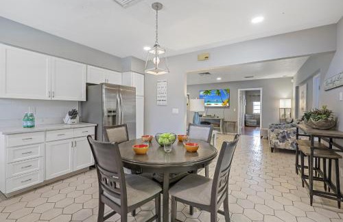 Marco Island House | Home on water with pool/lanai kitchen/walk to beach