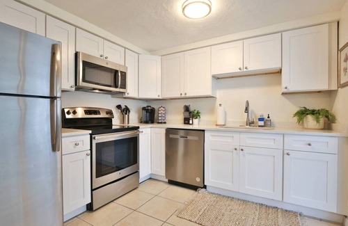 Gulf Gate Estates House | HotTub Retreat w/Big Private Fenced Yard by Beach