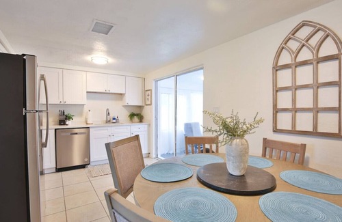 Gulf Gate Estates House | HotTub Retreat w/Big Private Fenced Yard by Beach