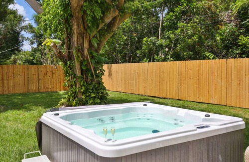 Gulf Gate Estates House | HotTub Retreat w/Big Private Fenced Yard by Beach