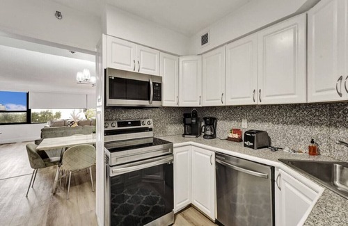 Mid Beach Apartment | Huge 2BD Miami beach with beach service - 720
