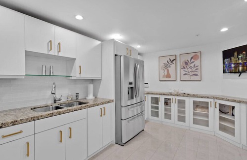 Mid Beach Condo | Huge Beachfront Lux Condo 2400sqft 5 Bedroom 5 Bathroom with Ocean and Bay Views