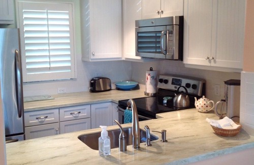 Old Naples Condo | Ideal Old Naples location. Walking distance to everything you'd need or want !