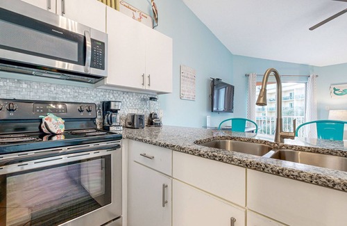 Fort Walton Beach - Destin Condo | Ideally-Located Coastal Condo w/Shared Pool, Hot Tub, Balcony, & Beach Access