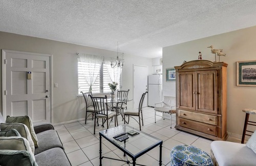 Marco Island Condo | Idyllic condo w/brief walk to beach & restaurants