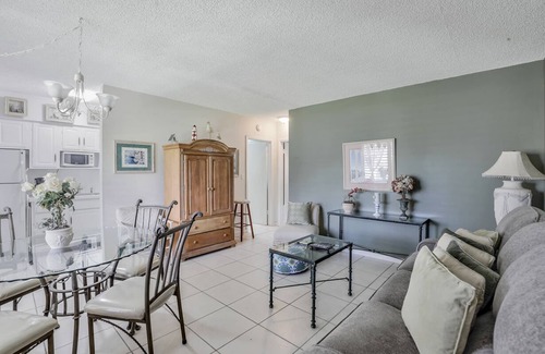 Marco Island Condo | Idyllic condo w/brief walk to beach & restaurants