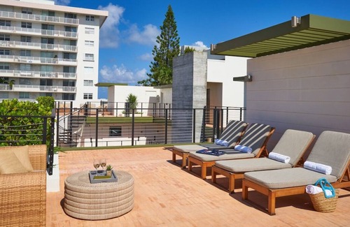 South Pointe House | Immerse in Ocean Drive Vibes! 3 Serene Rooms, Pool Onsite, Close to Miami Beach