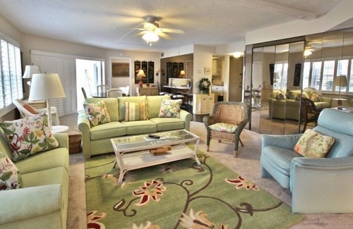 Fort Myers Beach Condo | Island House Beach Club 4A - Cozy Condo with Open Lanai and Great Amenities!