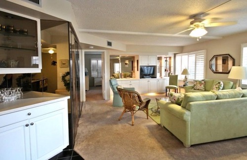 Fort Myers Beach Condo | Island House Beach Club 4A - Cozy Condo with Open Lanai and Great Amenities!